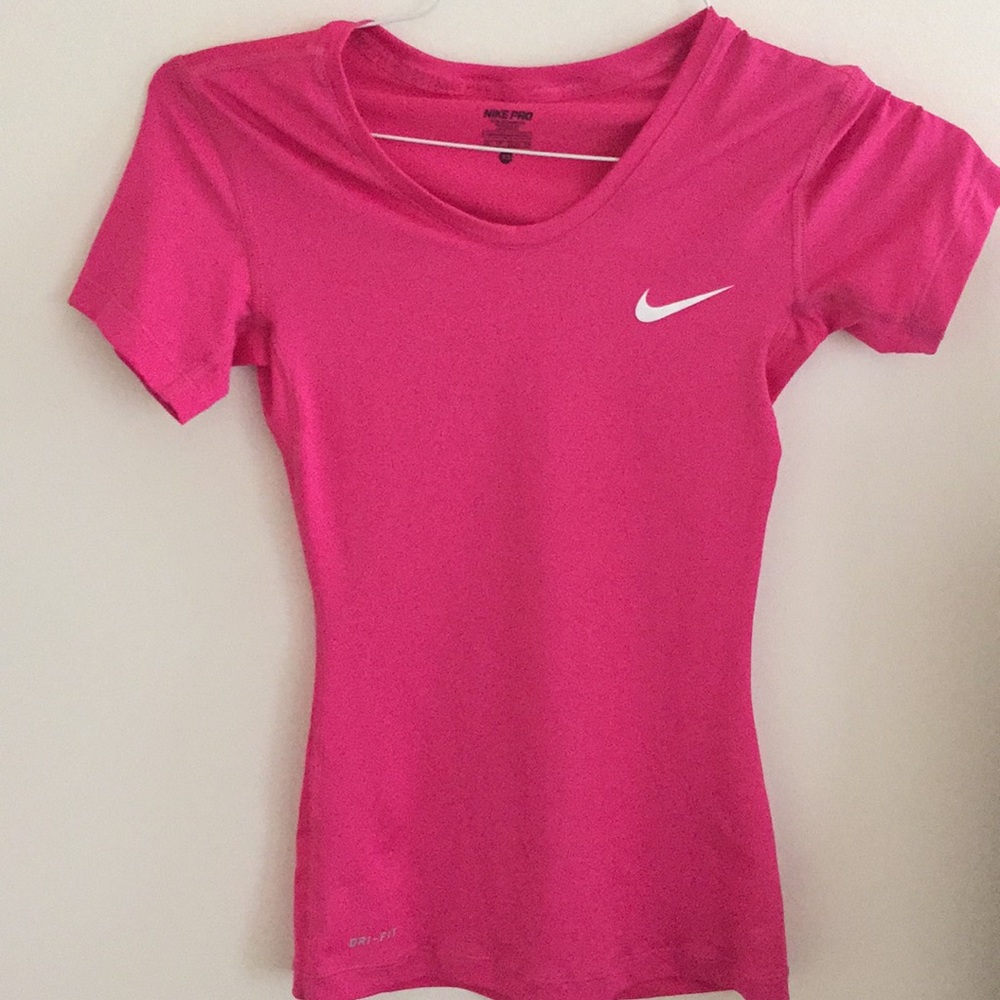 Women’s Nike top
